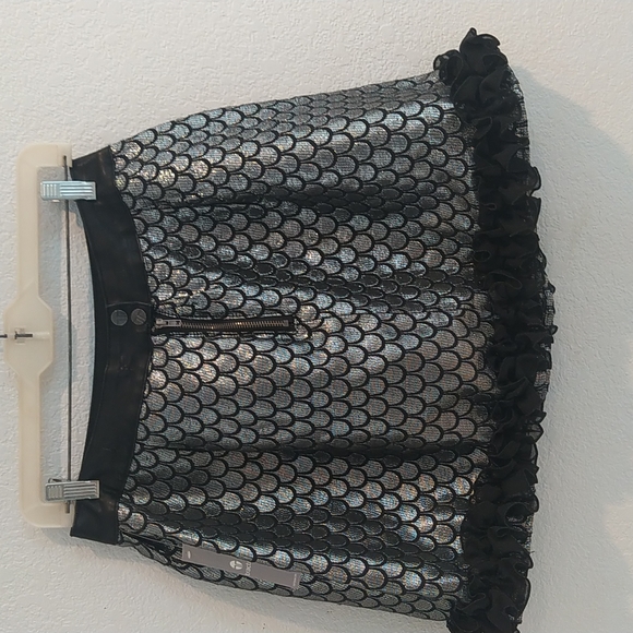 Tractr black and silver skirt with ruffle hem and faux leather waist, size 27 - Picture 3 of 6